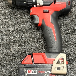 MILWAUKEE M18 DRILL WITH 1 BATTERY AND CHARGER