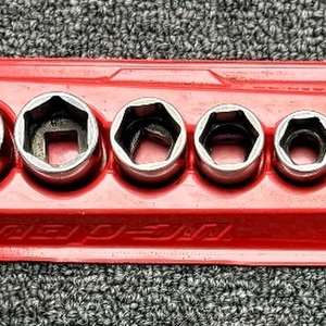 SNAP ON11 PC 3/8 DRIVE SNAP ON SOCKET SET IN RED MAGNETIC TRAY